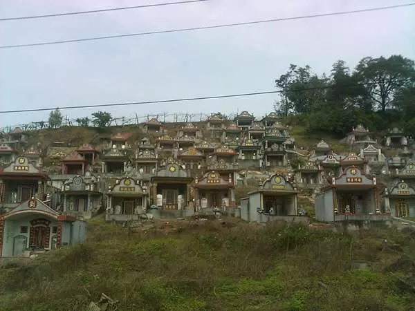 低調賺大錢的行業....「掃墳墓換別墅」,墓園管理員年薪破百萬,工作內容只有「這些」!