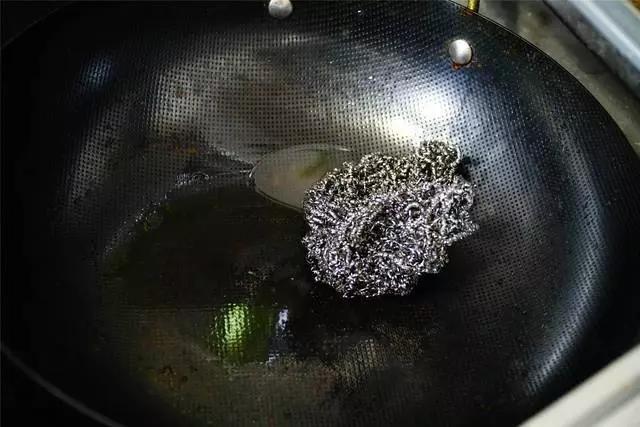 新鐵鍋買來別著急用,開鍋這6步不能少,不生鏽不粘鍋,越用越光 !