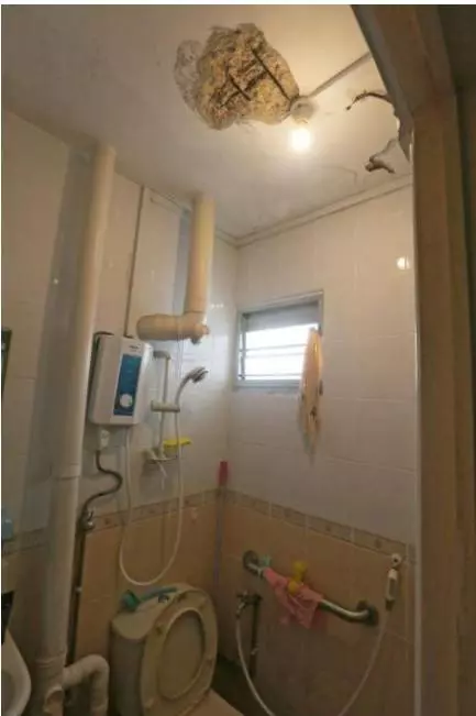 《新加坡》老組屋天花板砸落,該投訴建築商?發展商?建屋局