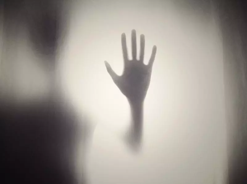 葬儀社人員抬完大體,進「廢棄淋浴間」要洗手!下秒「詭異景象」讓他嚇呆:不洗了!