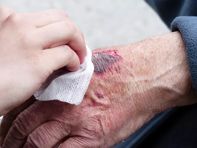 母「膠帶纏頭」離奇慘死!床上留斑斑血跡...女兒列「5大疑點」:爸爸有嫌疑!
