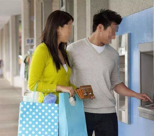 生日買了一輛車 婆婆說我敗家養不起我 老公一番話 婆婆呆立在原地