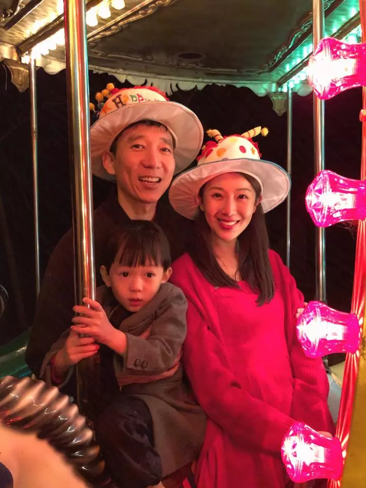 不是像爸爸!隋棠帶4個月大「老三Olie」見外公外婆 甜曬「全家福」網驚呼:小兒子跟外公長好像