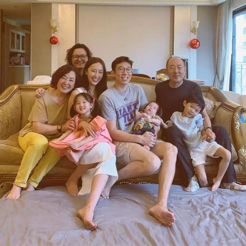 不是像爸爸!隋棠帶4個月大「老三Olie」見外公外婆 甜曬「全家福」網驚呼:小兒子跟外公長好像