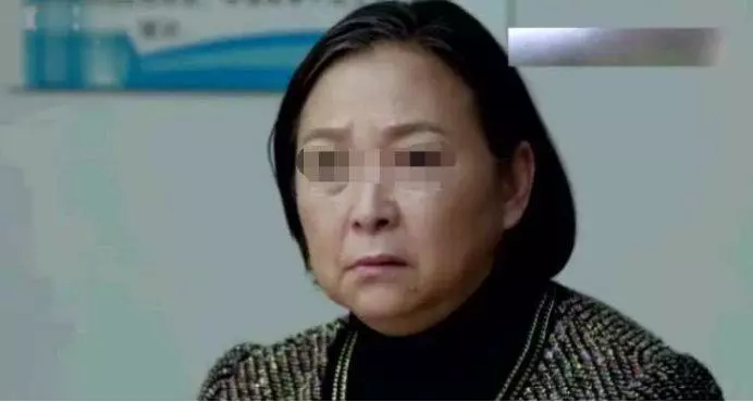 小伙娶四十歲阿姨,婚後第二天阿姨卻賴床,小伙揭開被單,癱在地