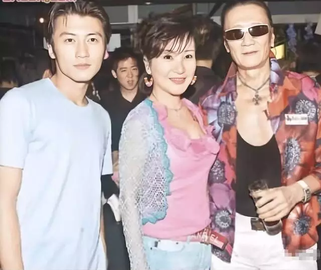 AI修復謝霆鋒和家人合照,又蘇又嫩簡直小Q本Q,和初戀牽手好甜啊