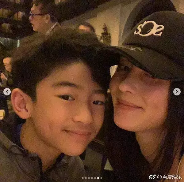 AI修復謝霆鋒和家人合照,又蘇又嫩簡直小Q本Q,和初戀牽手好甜啊