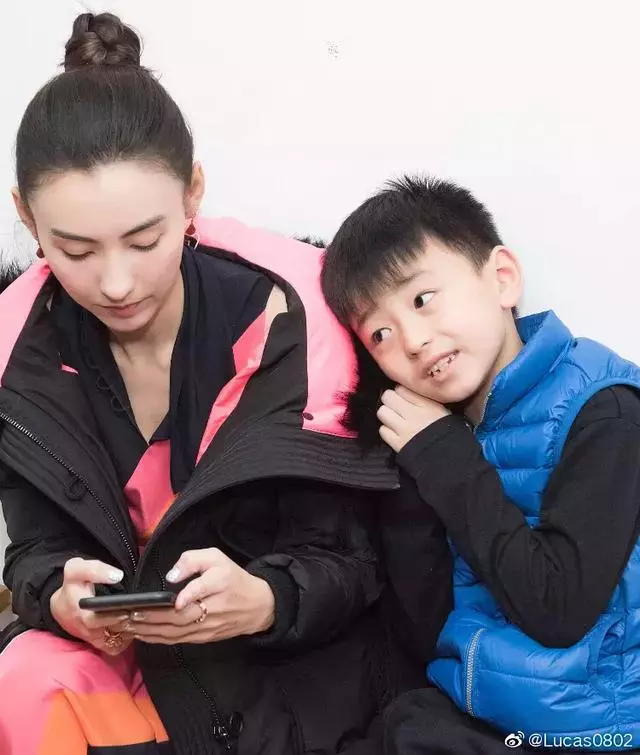 AI修復謝霆鋒和家人合照,又蘇又嫩簡直小Q本Q,和初戀牽手好甜啊
