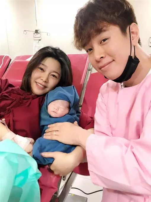 母乳人生啟動!白家綺哺乳辣照曝光…網狂讚「最美畫面」