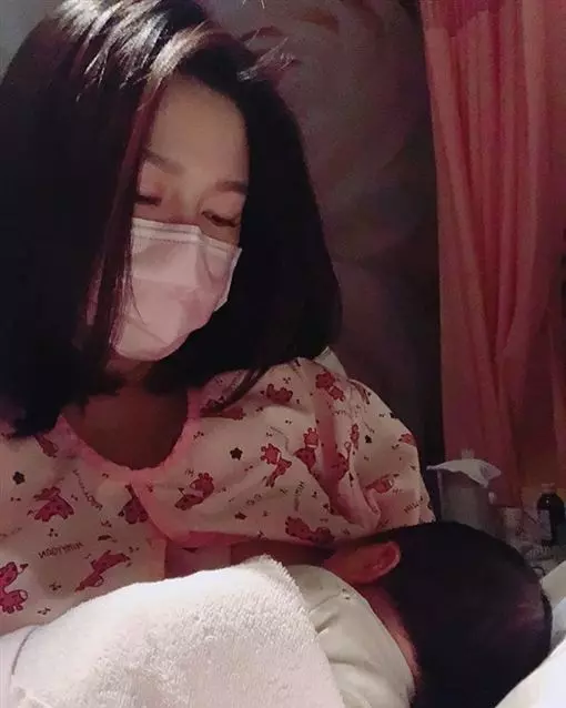 母乳人生啟動!白家綺哺乳辣照曝光…網狂讚「最美畫面」