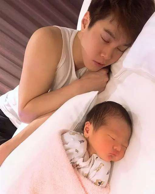 母乳人生啟動!白家綺哺乳辣照曝光…網狂讚「最美畫面」