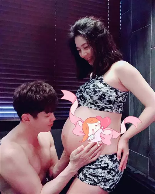 母乳人生啟動!白家綺哺乳辣照曝光…網狂讚「最美畫面」