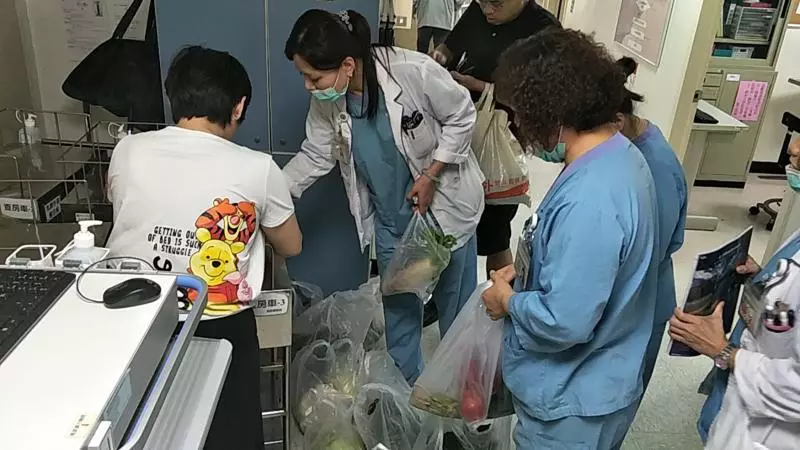 再忙也要搶!護理師上班「忙著買菜」網友超錯愕 背後原因超催淚「讓大家哭到視線模糊」