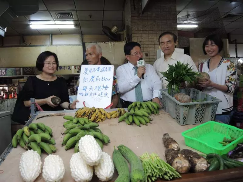 再忙也要搶!護理師上班「忙著買菜」網友超錯愕 背後原因超催淚「讓大家哭到視線模糊」