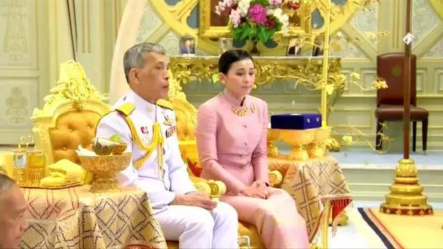 從空姐到「保鏢」再到王后,泰國這位新王后啥來頭?