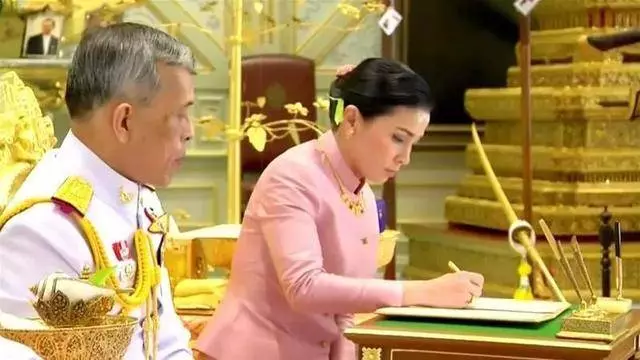從空姐到「保鏢」再到王后,泰國這位新王后啥來頭?