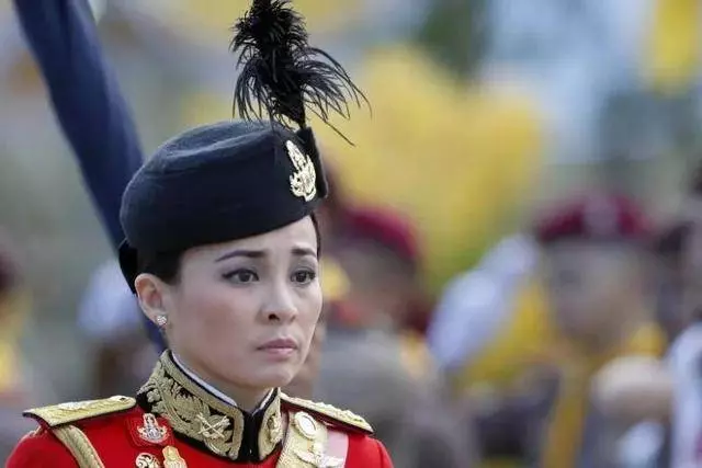從空姐到「保鏢」再到王后,泰國這位新王后啥來頭?