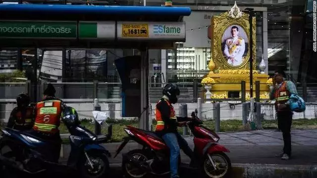 從空姐到「保鏢」再到王后,泰國這位新王后啥來頭?