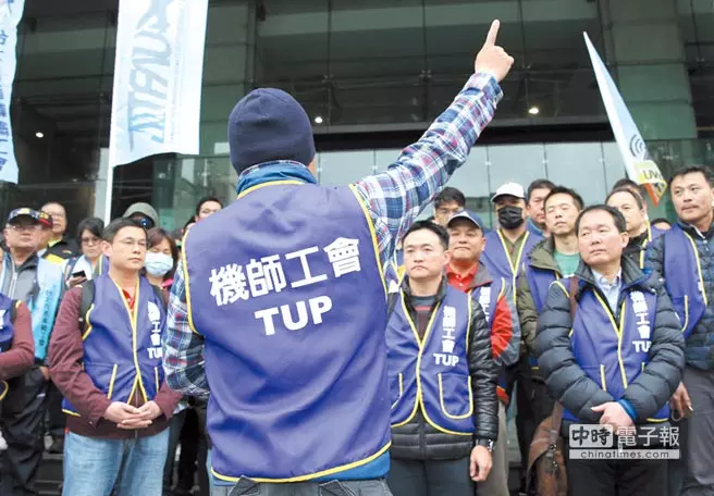 勞資談判沒共識!他酸嗆:「為何長榮可以華航不行?」 長榮機長跳出反擊「曝光不罷工原因」