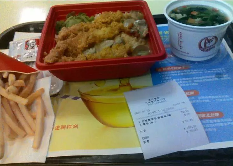 吃肯德基時,為何餐盤上總墊一張紙,服務員:很多人「不懂裝懂」!