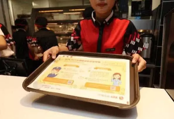 吃肯德基時,為何餐盤上總墊一張紙,服務員:很多人「不懂裝懂」!