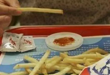 吃肯德基時,為何餐盤上總墊一張紙,服務員:很多人「不懂裝懂」!
