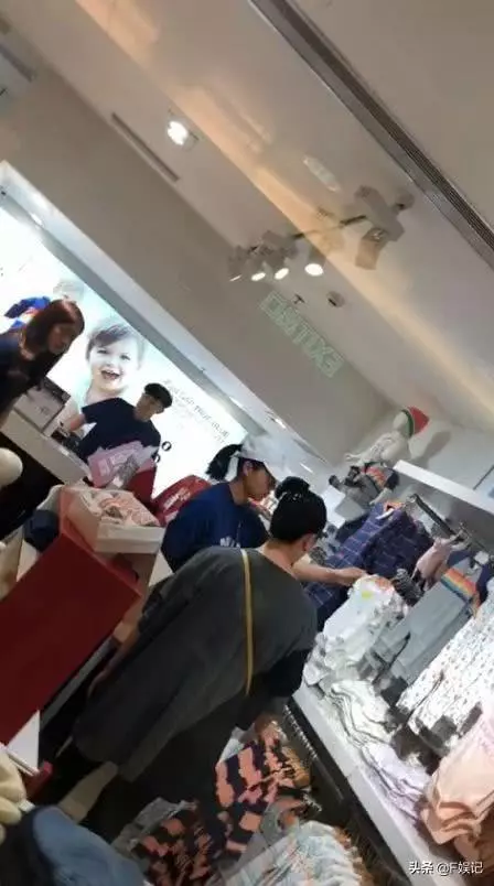 胡杏兒挺6個月孕肚去購物,全程只看男嬰衣服難道二胎又懷兒子?
