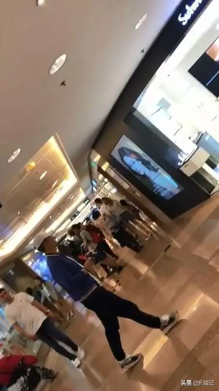 胡杏兒挺6個月孕肚去購物,全程只看男嬰衣服難道二胎又懷兒子?