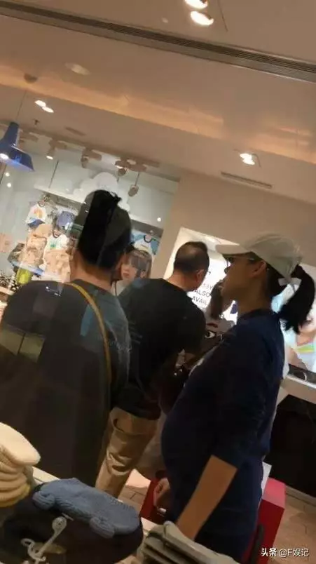 胡杏兒挺6個月孕肚去購物,全程只看男嬰衣服難道二胎又懷兒子?
