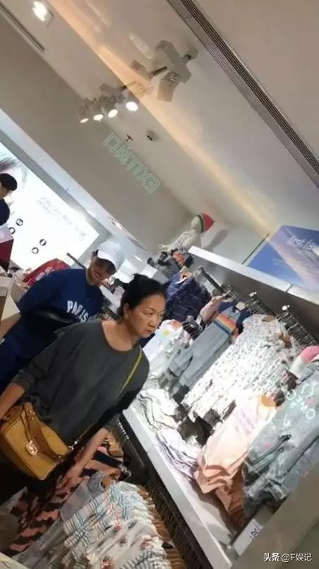 胡杏兒挺6個月孕肚去購物,全程只看男嬰衣服難道二胎又懷兒子?