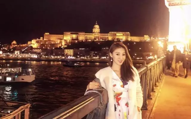 離婚前被拍出軌,27歲港姐結束「爺孫戀」再搭百億富商!