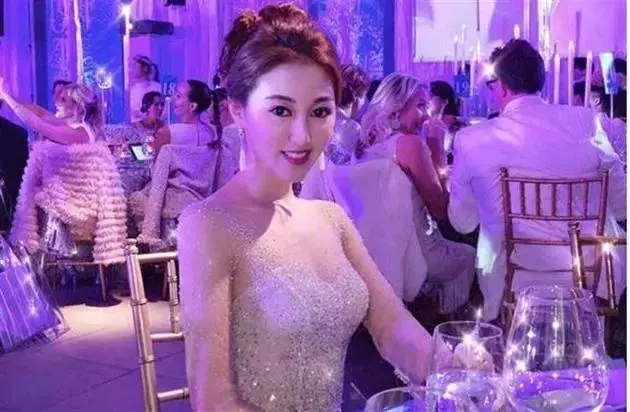 離婚前被拍出軌,27歲港姐結束「爺孫戀」再搭百億富商!