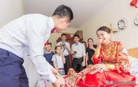 過節女子給母親送三千紅包,到了娘家,剛進門,就把桌子掀了