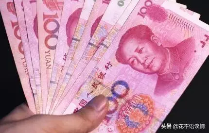 過節女子給母親送三千紅包,到了娘家,剛進門,就把桌子掀了