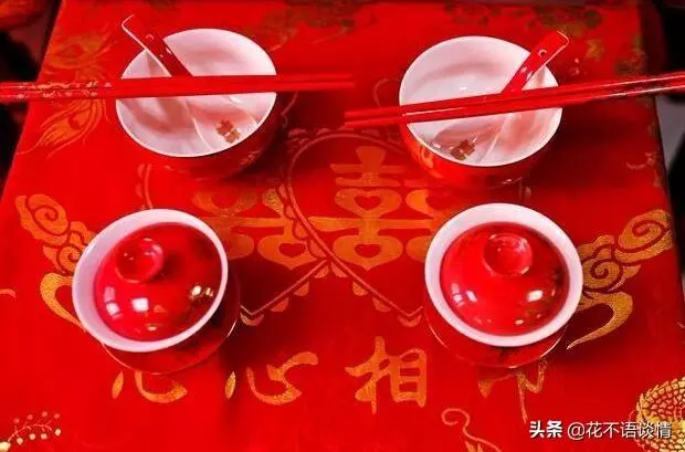 過節女子給母親送三千紅包,到了娘家,剛進門,就把桌子掀了