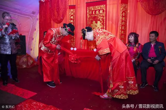 洞房花燭老公太緊張躲衛生間,婆婆打來電話,聽見電話俺笑癱在地