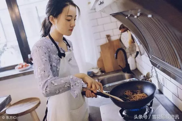 小姑子過生日,全家都在閒聊,兒媳自覺下廚房,公公回來掀翻桌子