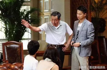 小姑子過生日,全家都在閒聊,兒媳自覺下廚房,公公回來掀翻桌子