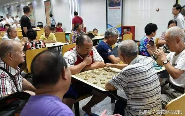55歲父親想找老伴遭到兒女反對,七歲孫子說句話,兒女都低頭不語