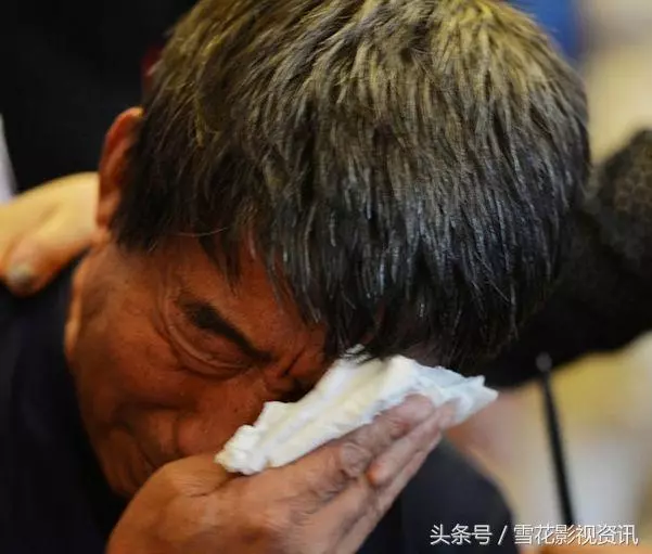 丈夫出差,妻子回鄉下探望婆婆,卻被公公擋在門外,撞開門後淚目