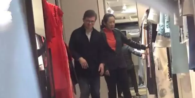 朱玲玲獨自現身街頭,雖然已經61歲,但氣質依然非常出眾!