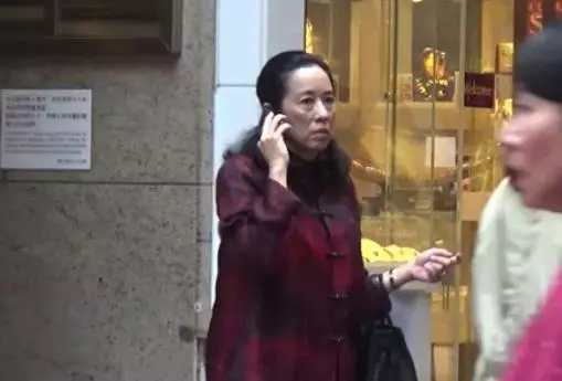 朱玲玲獨自現身街頭,雖然已經61歲,但氣質依然非常出眾!