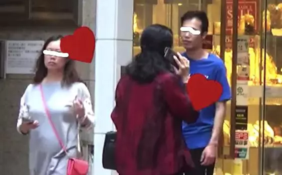 朱玲玲獨自現身街頭,雖然已經61歲,但氣質依然非常出眾!