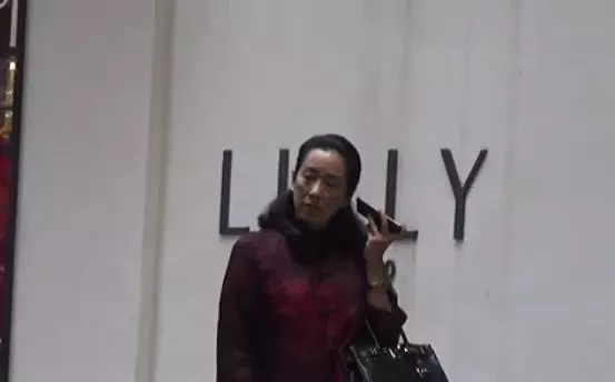 朱玲玲獨自現身街頭,雖然已經61歲,但氣質依然非常出眾!