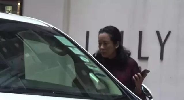 朱玲玲獨自現身街頭,雖然已經61歲,但氣質依然非常出眾!