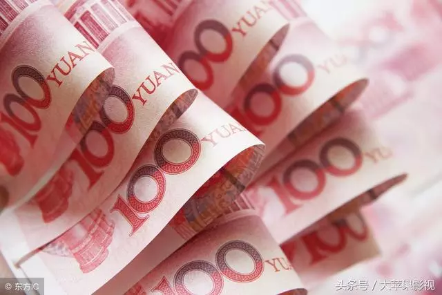 小姑子上大學總找我老公說錢不夠花,後來我知道銀行卡餘額愣住了