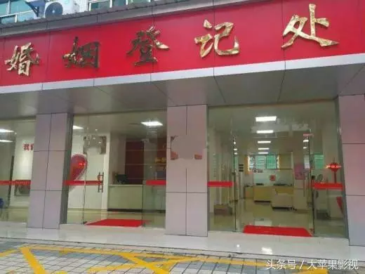入贅五年回家看望母親,岳母讓俺帶箱特產回去,到家打開後俺哭了