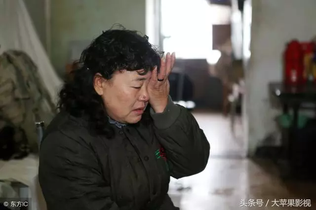 入贅五年回家看望母親,岳母讓俺帶箱特產回去,到家打開後俺哭了
