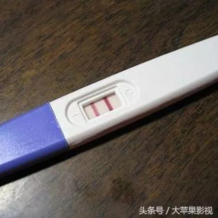 女孩分手後發現自己懷孕,和朋友去醫院打胎,在門口碰見個意外