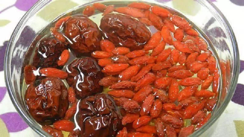 紅棗枸杞水的正確做法,經常喝能治腰疼,補氣養血安神,氣色越來越好,更年期的女人要多喝點